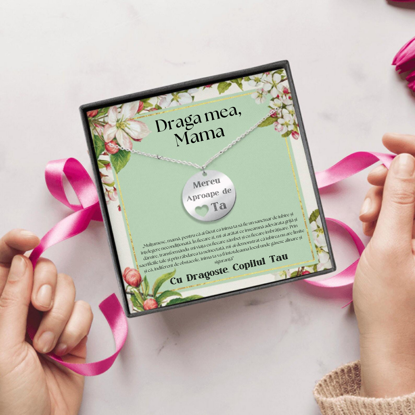 Set Cadou Colier Argint 925, cutiuta personalizata cu felicitare de iubire de la Fiu/Fiica pentru Mama - "Mereu aproape de inima ta"